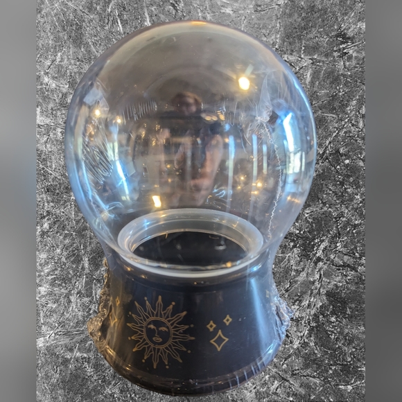 Spooky Crystal Ball display decor - Picture 1 of 2